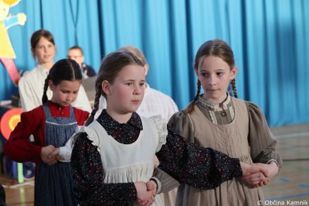 Otroci Osnovne šole Marije Vere so pozdravili pomlad in se spomnili knjižnih junakov (61)